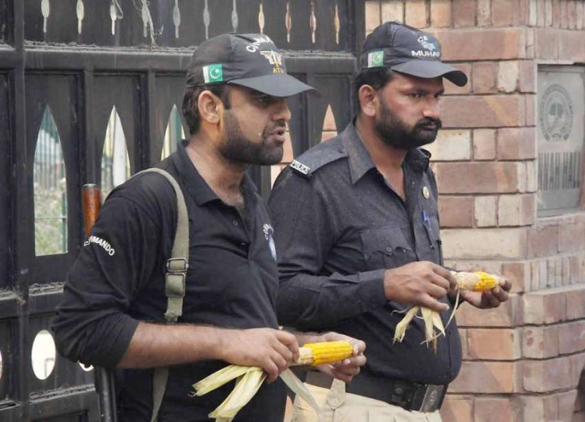 لاہور: بلدیاتی انتخابات کے سلسلہ میں بیلٹ باکس و دیگر سامان ..