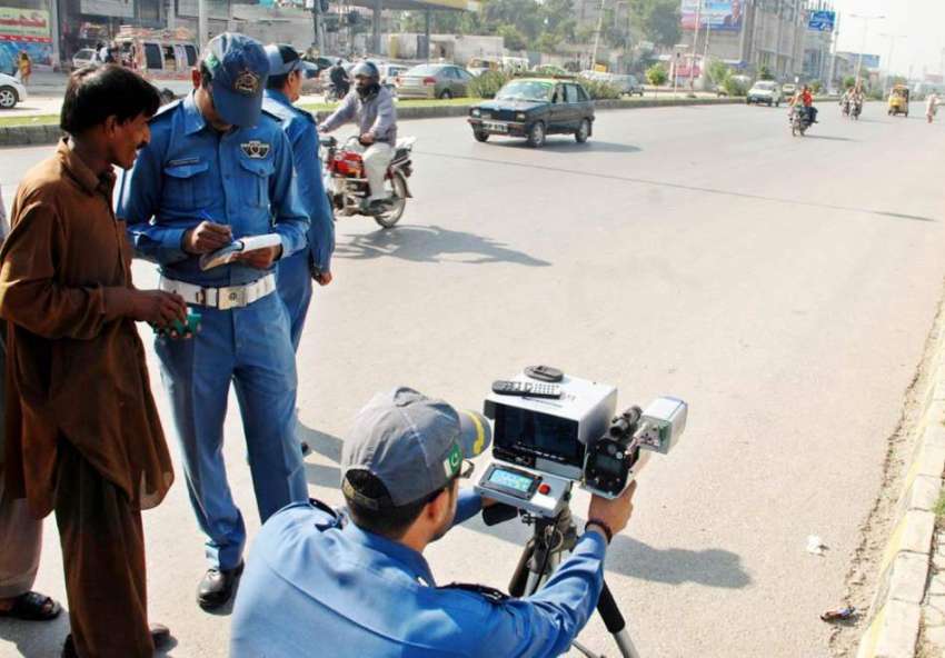 راولپنڈی: ٹریفک پولیس اہلکار سپیڈ کیمرے کی مدد سے اوور سپیڈ ..