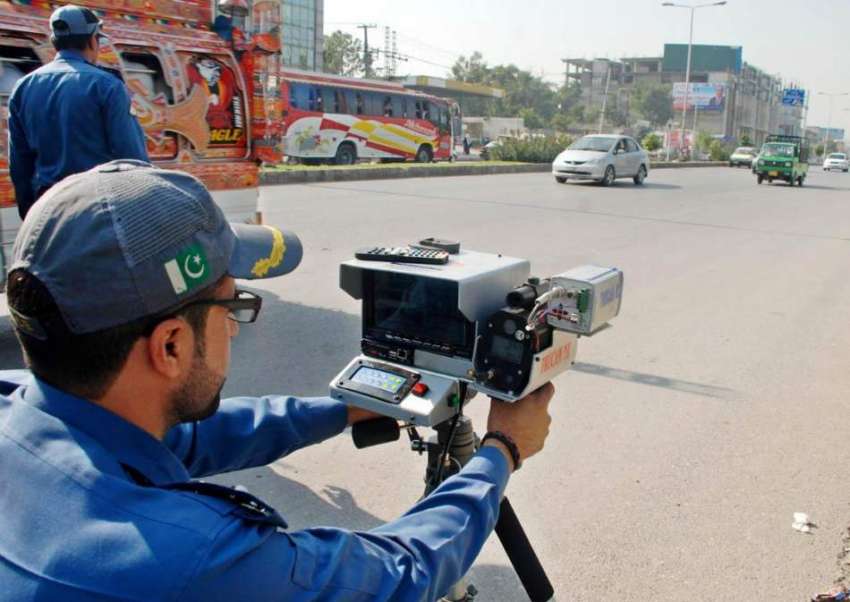 راولپنڈی: ٹریفک پولیس اہلکار سپیڈ کیمرے کی مدد سے اوور سپیڈ ..