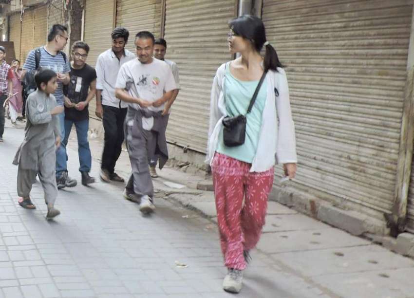 لاہور: غیر ملکی سیاہ مزنگ روڈ سے گزر رہے ہیں۔