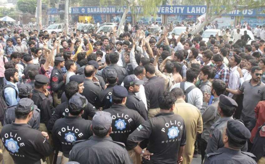 لاہور: بہاؤالدین زکریہ یونیورسٹی کے طلباء کی طرف سے احتجاج ..