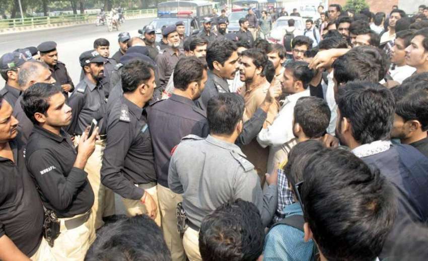 لاہور: پولیس اہلکار بہاؤالدین زکریہ یونیوسٹی کے طلباء کو ..