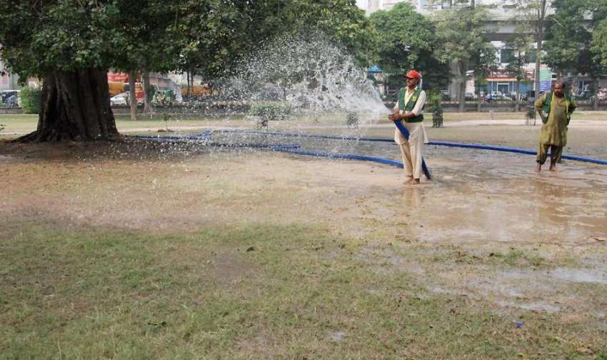 لاہور: پی اے اے کا ملازم ناصر باغ میں گھاس کو پانی لگا رہا ..