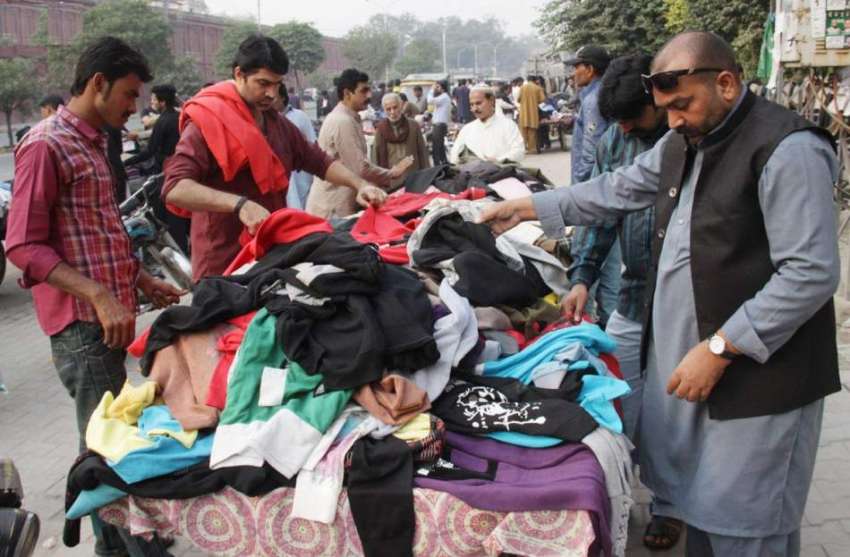 لاہور: شہری لنڈا بازار سے گرم کپڑے خرید رہے ہیں۔