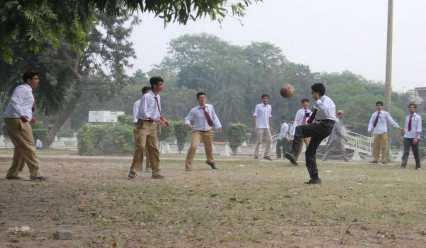 لاہور: سکول ٹائم کے دوران طالب علم ناصر باغ میں فٹ بال کھیلنے ..