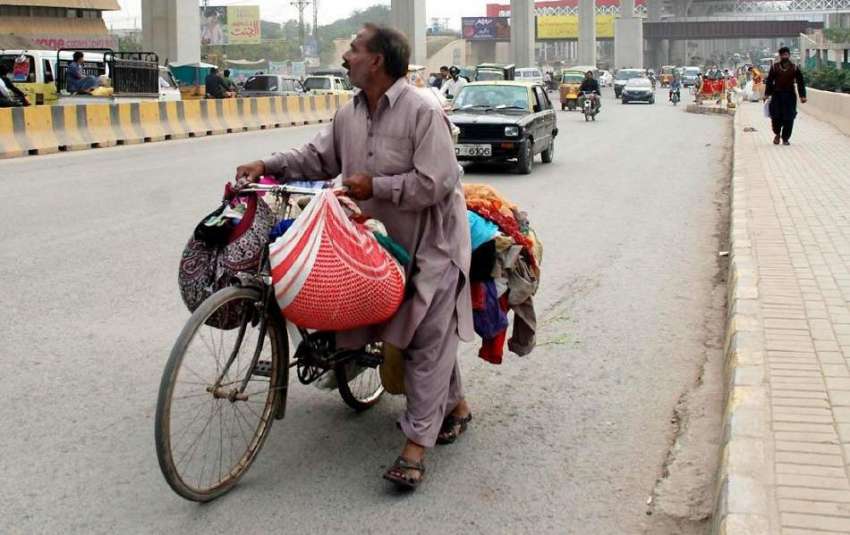 راولپنڈی: کار آمد کپڑے فروخت کرنیوالا ایک محنت کش مری روڈ ..