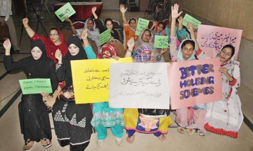 لاہور: مقامی این جی او کی ملازمین اپنے مطالبات کے حق میں ..