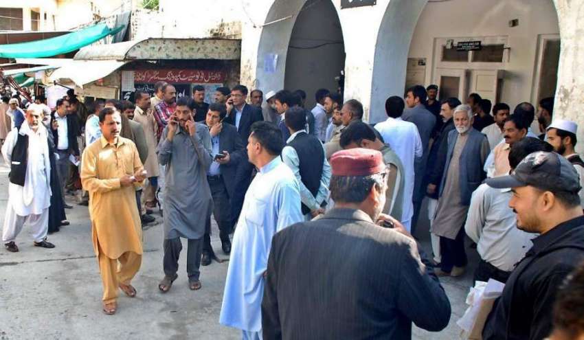 راولپنڈی: ماڈل ایان علی کی پیشی کے موقع پر مداح عدالت کے ..