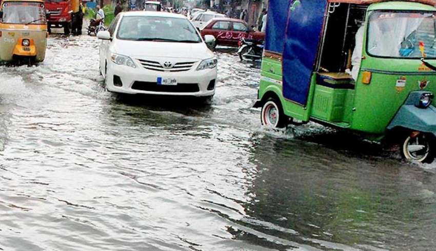 راولپنڈی: بارش کے بعد لیاقت باغ چوک میں بارش کے جمع پانی ..
