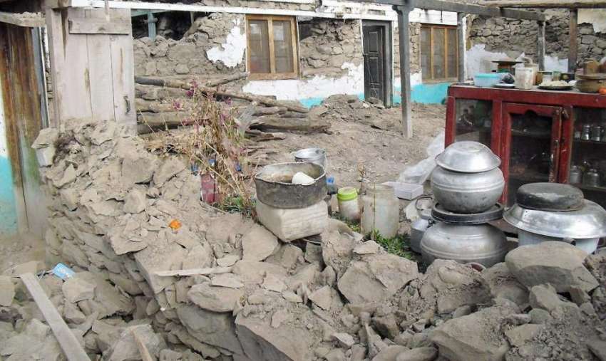 چترال: شیشی کوہ میں زلزلہ سے تباہ شدا مکان کا منظر ، مکین ..