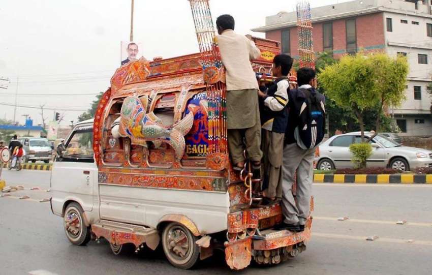 راولپنڈی: شہری خطر ناک انداز سے سفر کر رہے ہیں جو کسی حادثے ..