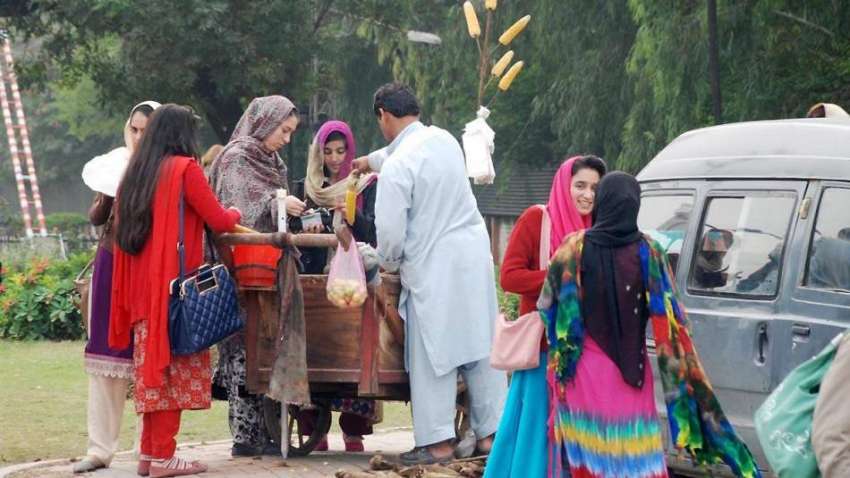 راولپنڈی: فاطمہ جناح یونیوسٹی کی طالبات سٹے خرید رہی ہیں۔