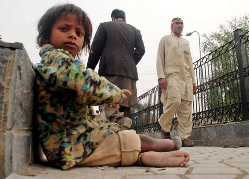راولپنڈی: احاطہ کچہری میں گدا گر مافیا نے ایک معزور بچی کو ..
