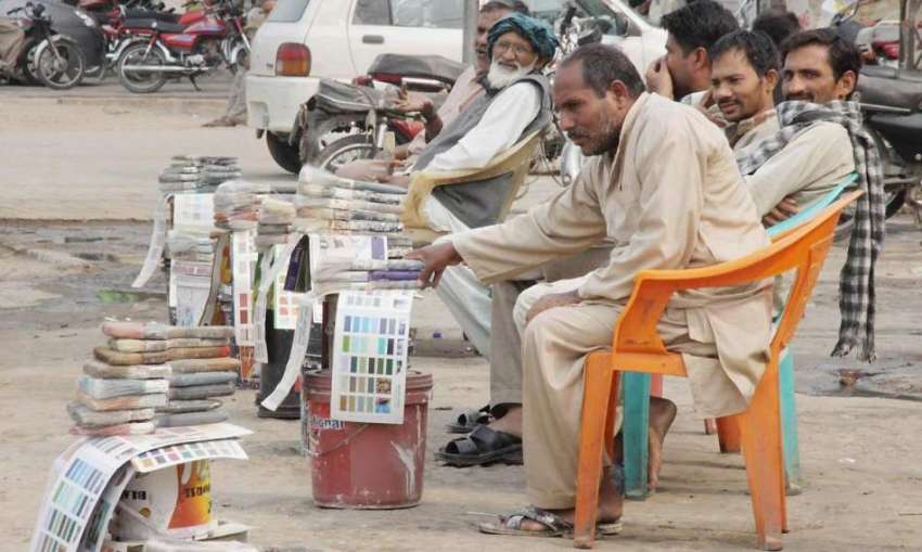 لاہور: رنگ ساز سڑک کنارے کام کے انتظار میں بیٹھے ہیں۔