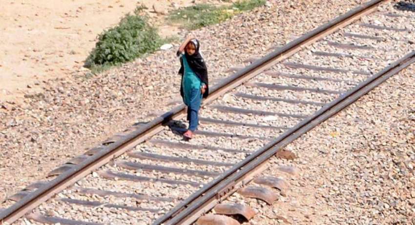 راولپنڈی: ایک کمسن بچی کسی خطرے سے بے خبر ریلوے ٹریک پر چل ..