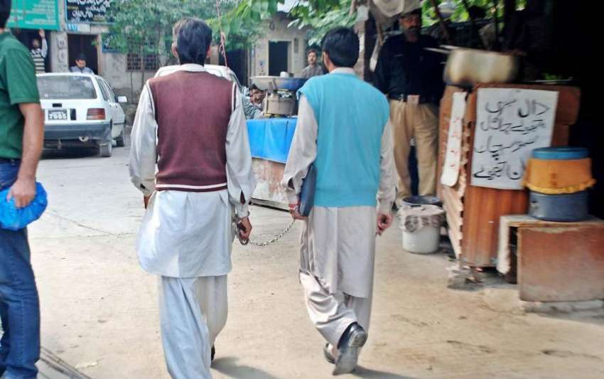 راولپنڈی: کچہری میں ایک ملزم کو ہتھ کڑی باندھے عدالت پیشی ..