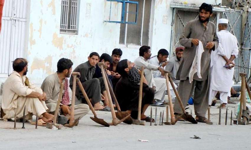 راولپنڈی: دیہاڑی دار مزدور کام کے انتظار میں روڈ کنارے بیٹھے ..
