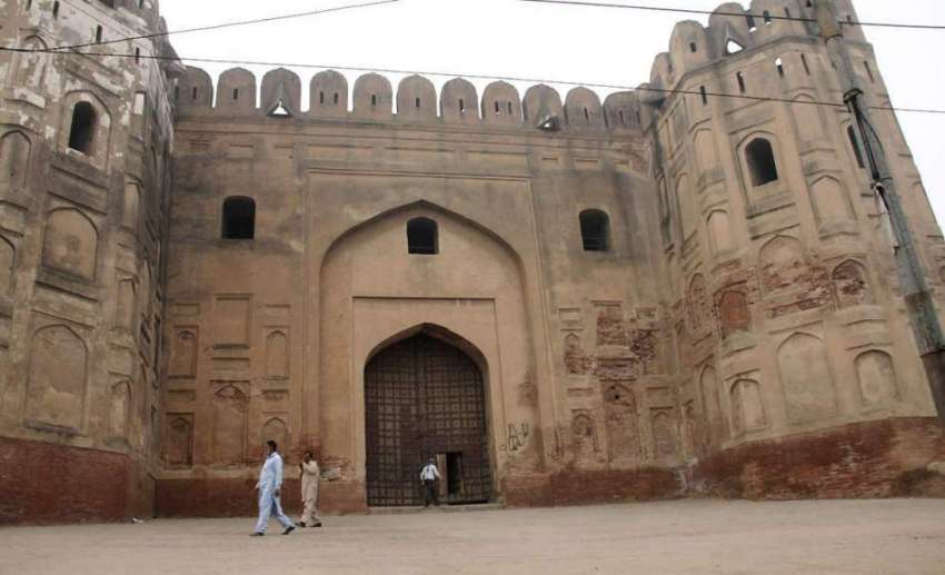 لاہور: محکمہ آثار قدیمہ کی غفلت کے باعث شاہی قلعہ کا بیرونی ..
