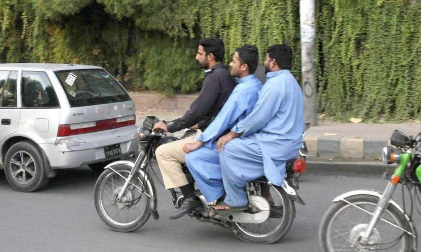 لاہور: پولیس اہلکار ٹریفک قوانین کی خلاف ورزی کرتے ہوئے ..
