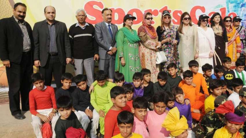 لاہور: نجی سکول میں سالانہ کھیلوں کے موقع پر بچوں کے ہمراہ ..