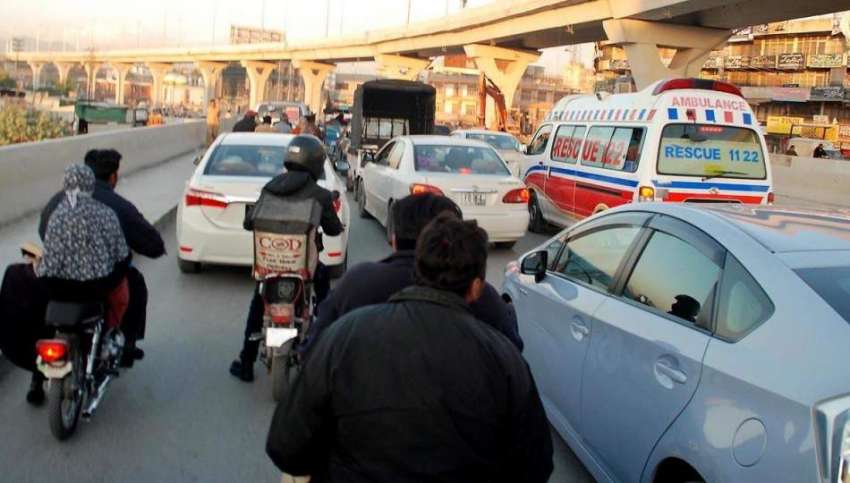 راولپنڈی: ٹریفک پولیس اہلکار کی عدم موجودگی کے باعث لیاقت ..