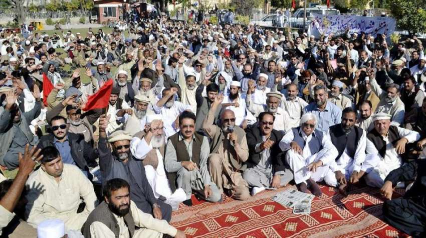 پشاور: واپڈا کے ملازمین اپنے مطالبات کے حق میں احتجاجی دھرنا ..