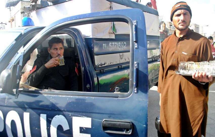 راولپنڈی: ایک پولیس اہلکار کہوہ سے لطف اندوز ہو رہا ہے۔