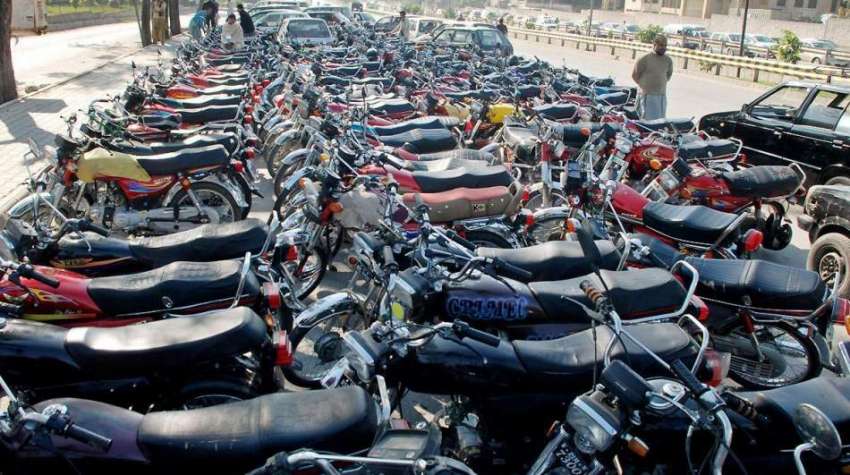 راولپنڈی: احاطہ کچہری کے باہر موٹر سائیکلیں پارک ہیں جس ..