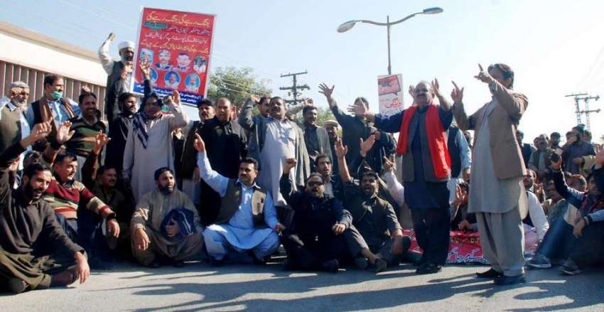 راولپنڈی: واپڈا ملازمین نجکاری کے خلاف مڑیڑ چوک میں احتجاجی ..