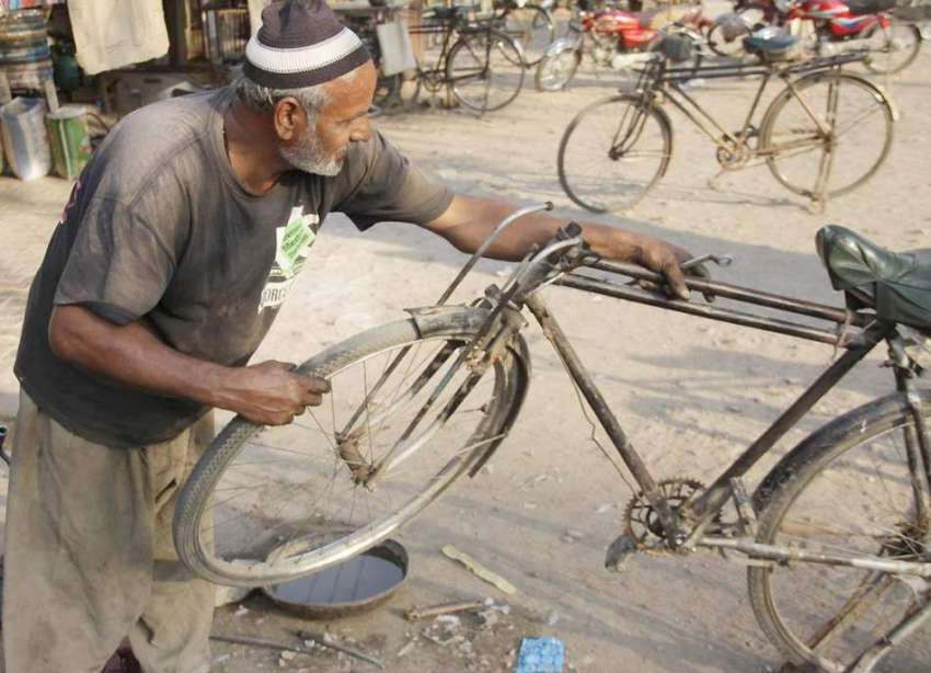 لاہور: ایک کاریگر سائیکل مرمت کرنے میں مصروف ہے۔