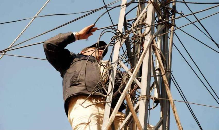 راولپنڈی: صادق آباد کے علاقہ میں واپڈا اہلکار بجلی کے کھمبے ..