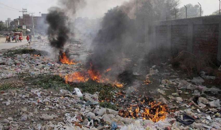 لاہور: مغلپورہ کے قریب ویٹ مین روڈ پر کوڑے کو لگی آگ سے اٹھنے ..