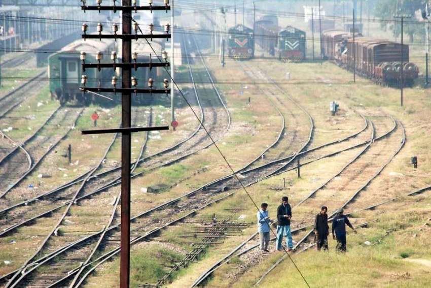 راولپنڈی: شہری کسی خطرے سے بے خبر ریلوے ٹریک کراس کر رہے ..