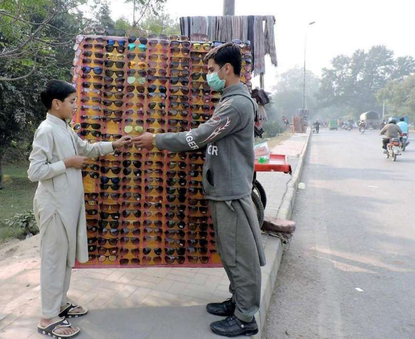 لاہور: ایک نوجوان چشمہ خرید رہا ہے۔