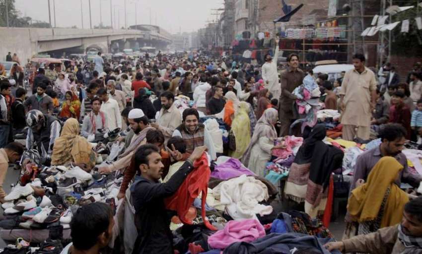 لاہور: شہری لنڈا بازار سے خریداری کر رہے ہیں۔
