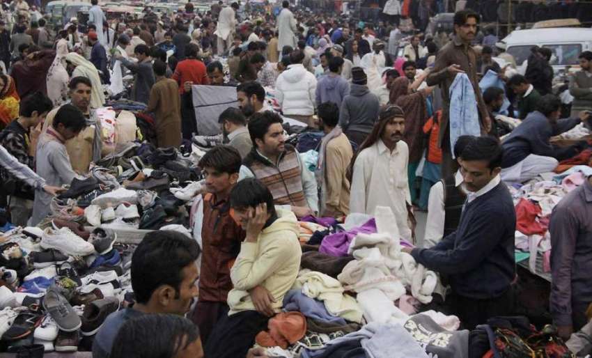 لاہور: شہری لنڈا بازار سے خریداری کر رہے ہیں۔