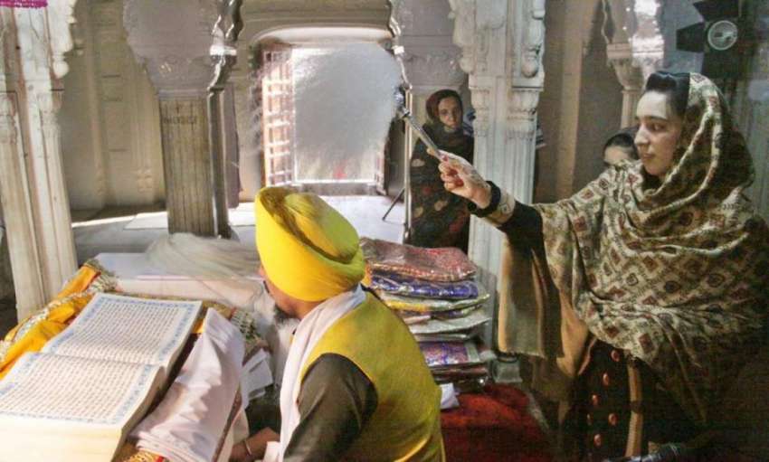 لاہور: گوردوارہ ڈیرہ صاحب میں سکھ یاتری اپنی مذہبی رسومات ..