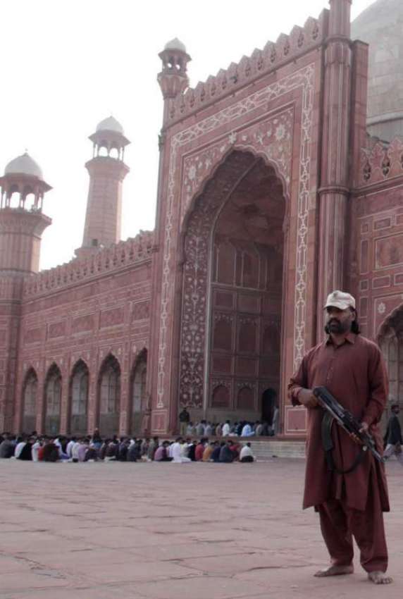 لاہور: بادشاہی مسجد میں نماز جمع کے موقع پر سکیورٹی اہلکار ..