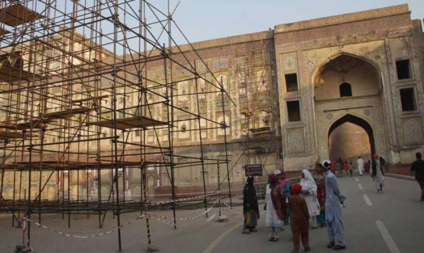 لاہور: تاریخی ورثہ شاہی قلعہ میں تعمیراتی کام جاری ہے۔