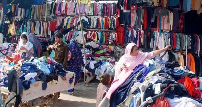 راولپنڈی: خواتین گرم کپڑی کی خریداری میں مصروف ہیں۔