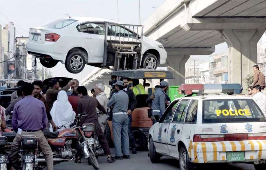لاہور: ٹریفک وارڈن اچھرہ سٹاپ پر نو پارکنگ میں کھڑی گاڑی ..