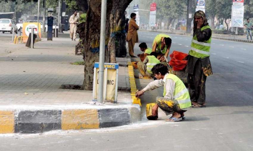 لاہور: ضلعی حکومت کے ملازمین مال روڈ پر فٹ پاتھ پر رنگ و روغن ..
