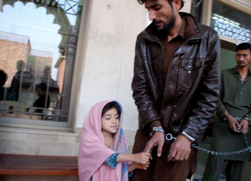 راولپنڈی: ایک معصوم بچی اڈیالہ جیل میں پیشی پر آئے اپنے والد ..