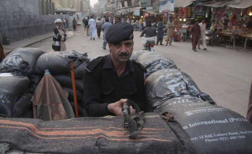 لاہور: حضرت داتا گنج بخش کے دربار کے باہر پولیس اہلکار الرٹ ..