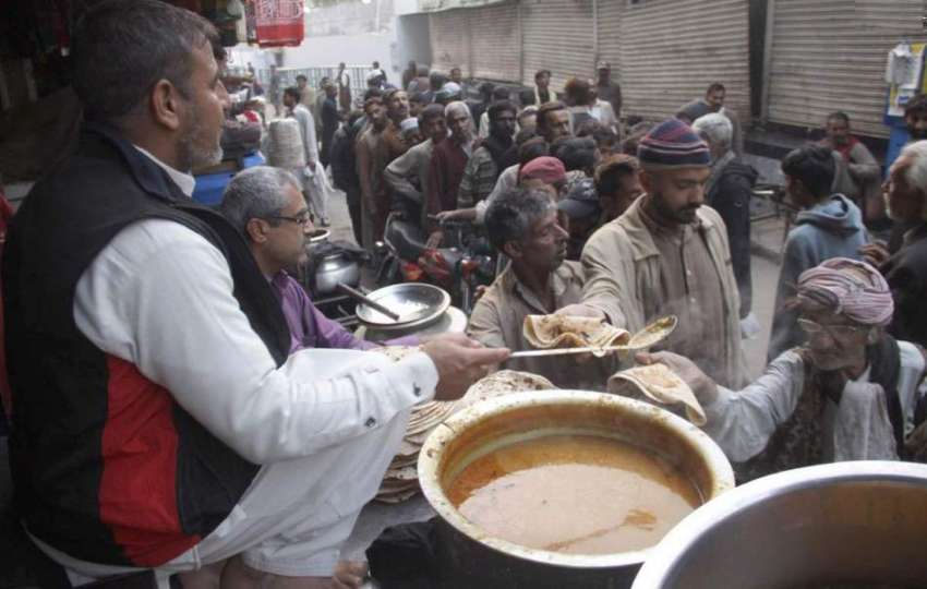 لاہور: حضرت داتا گنج بخش کے دربار کے باہر زائرین میں لنگر ..