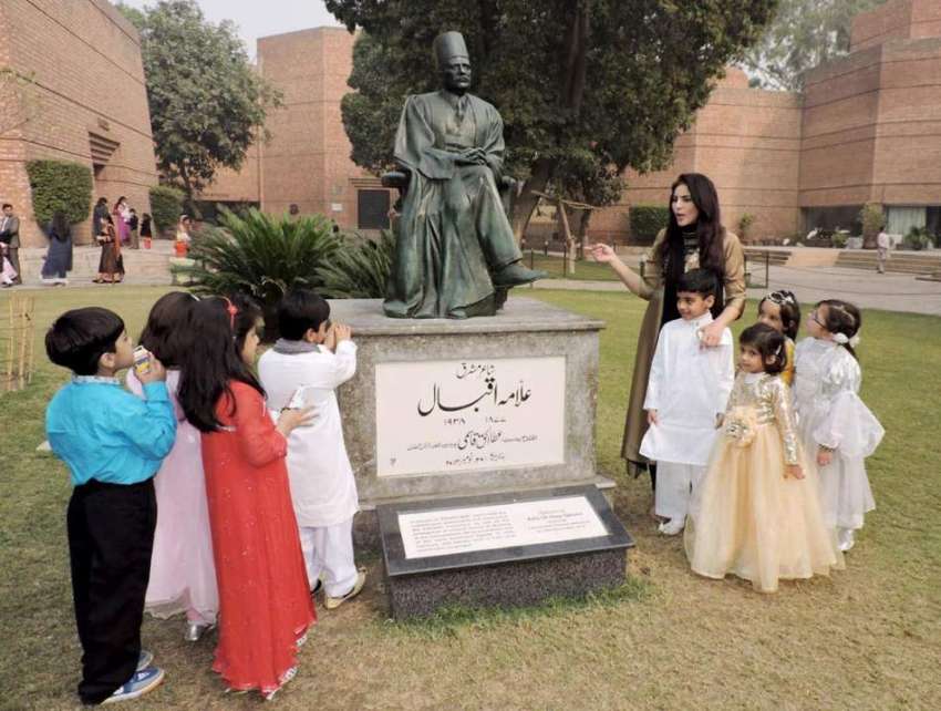 لاہور: الحمراء ہال کے احاطے میں شاعر مشرق علامہ اقبال کے ..