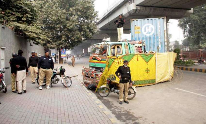 لاہور: حضرت داتا گنج بخش کے 972وی عرس مبار ک کے موقع پر پولیس ..