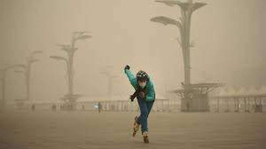 چین میں بد ترین فضائی آلودگی کے باعث ایک خاتون ماسک پہنے ..