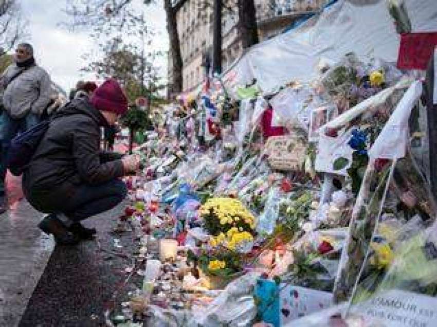 ایک خاتون پیرس حملہ میں ہلاک ہونے والے اپنے پیاروں کی یاد ..
