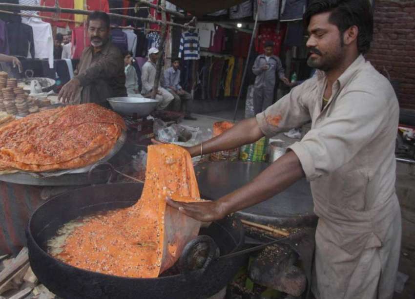 لاہور: حضرت داتا گنج بخش کے عرس مبارک کے دوسرے روز ایک دکاندار ..